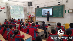 <b><b>向同窗们讲述了高糖、高盐、高血脂给身体健康</b></b>