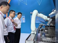 <b>ot工做人员现场演示无人咖啡机操做流程</b>